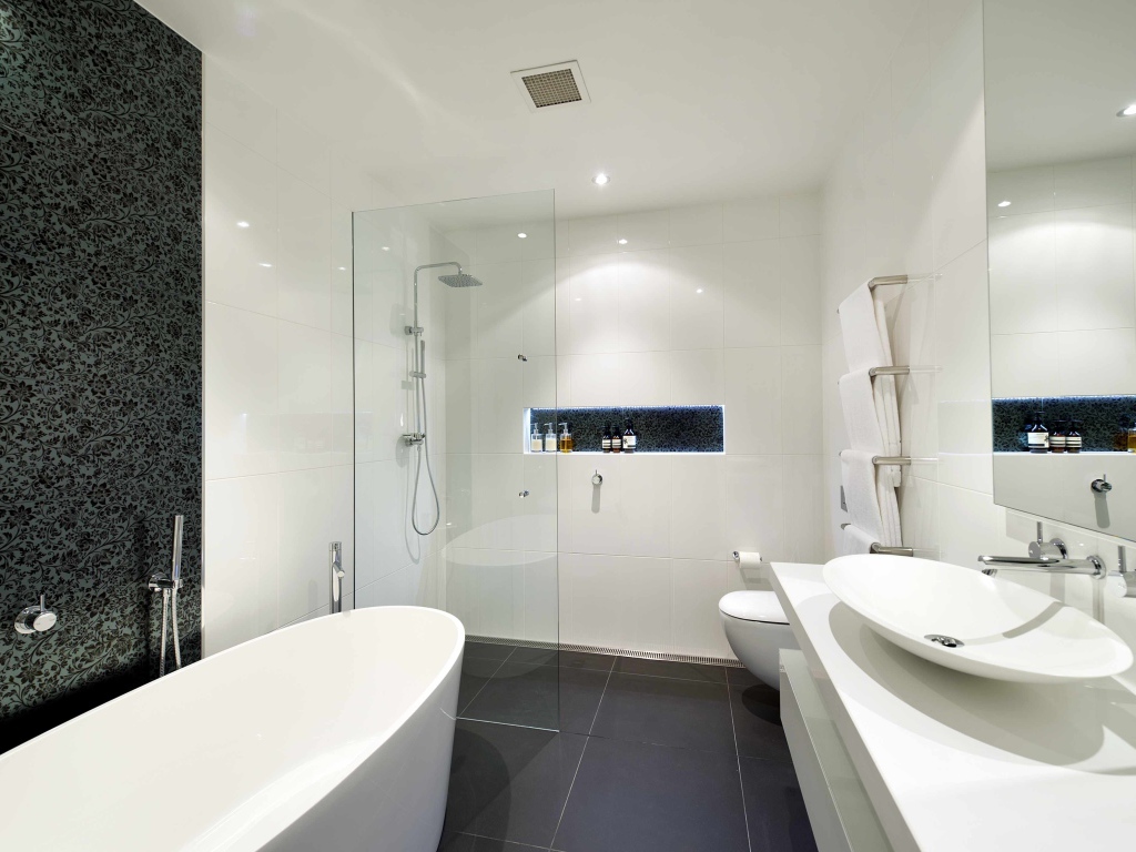 Белоснежный дизайн ванной комнаты