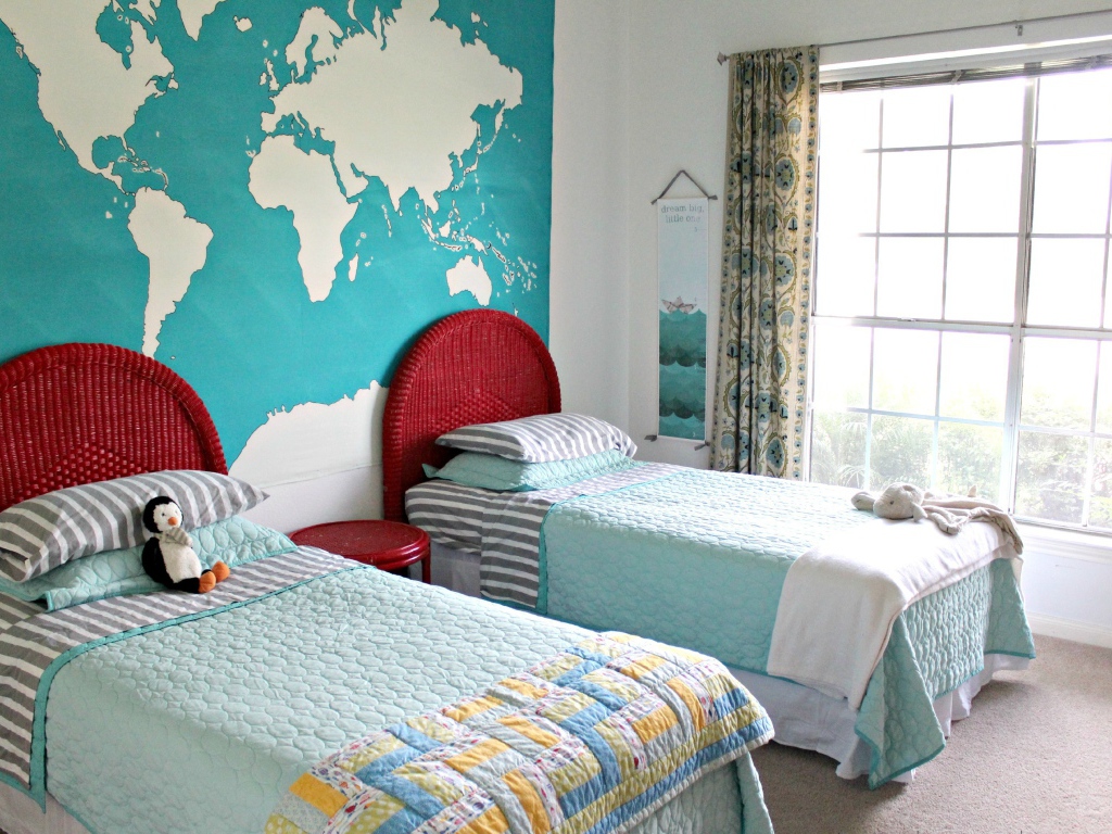 Карта мира на стене в детской