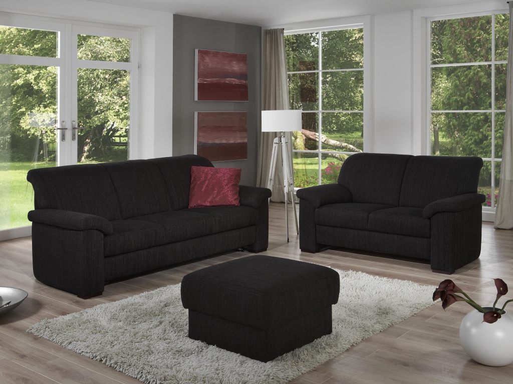 Два черных дивана в гостиной