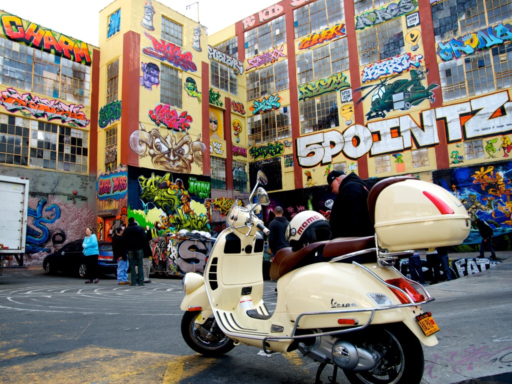 Разные граффити на домах