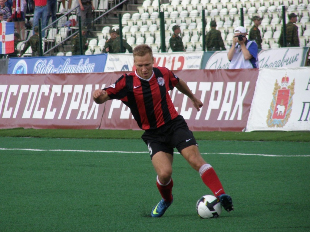 Виталий Гришин полузащитник Амкара с мячом