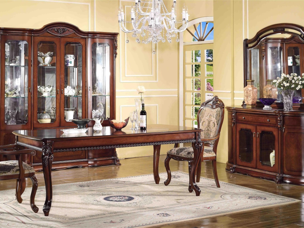 Вино на столе в гостиной