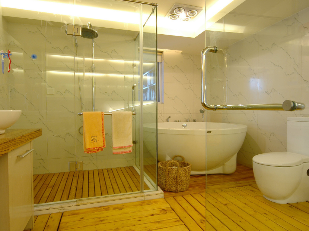 Деревянный пол в ванной