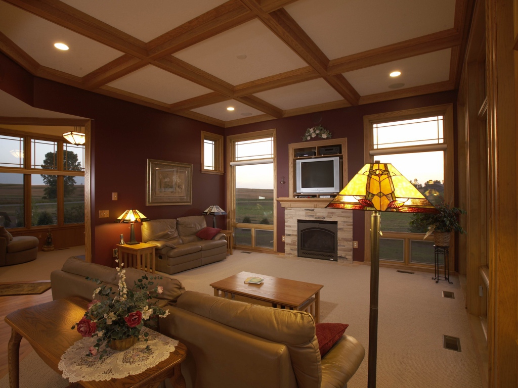 Деревянный потолок в гостиной