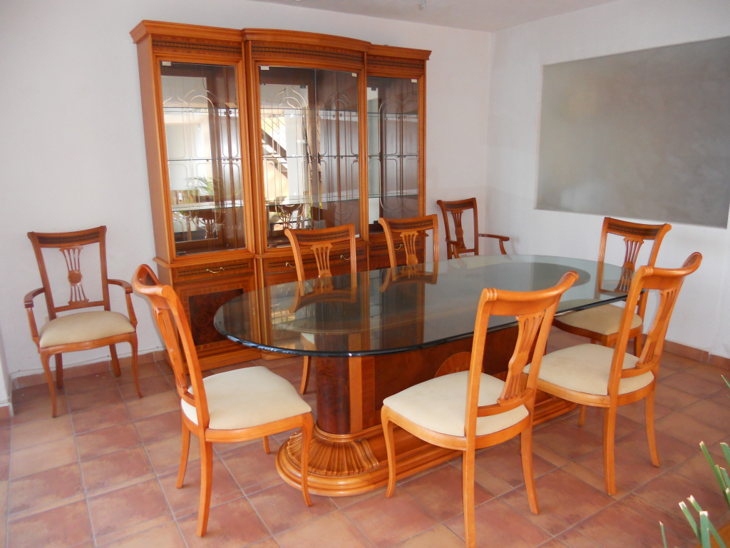 Столешница в столовой из стекла