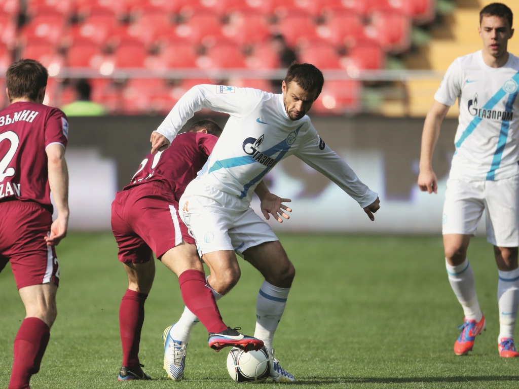 Сергей Семак полузащитник Зенита на поле