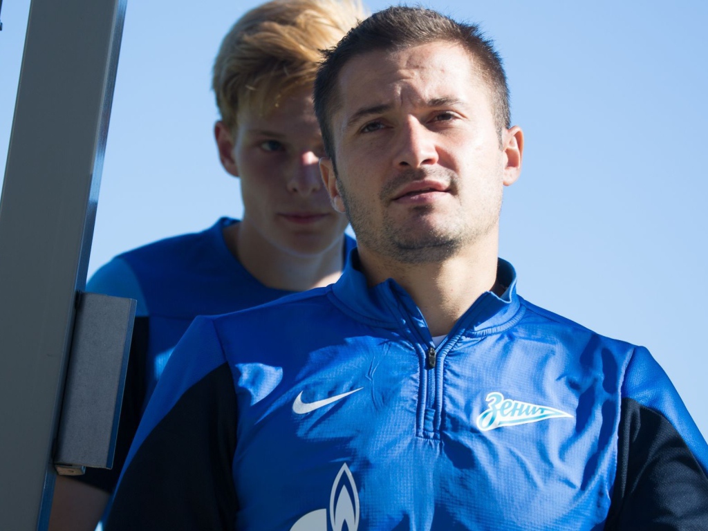 Полузащитник Зенита Виктор Файзулин