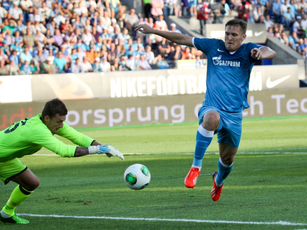 Игрок Зенита Александр Бухаров в атаке