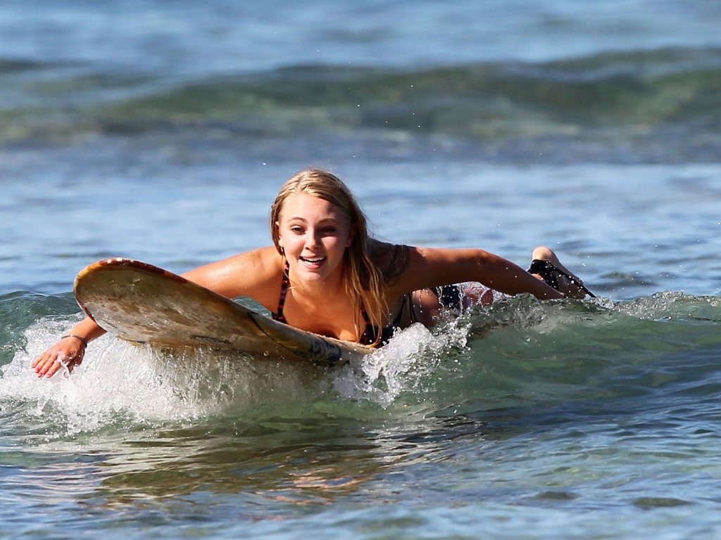 Актриса АннаСофия плавает