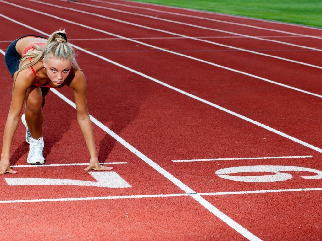 Женщина бегунья на старте