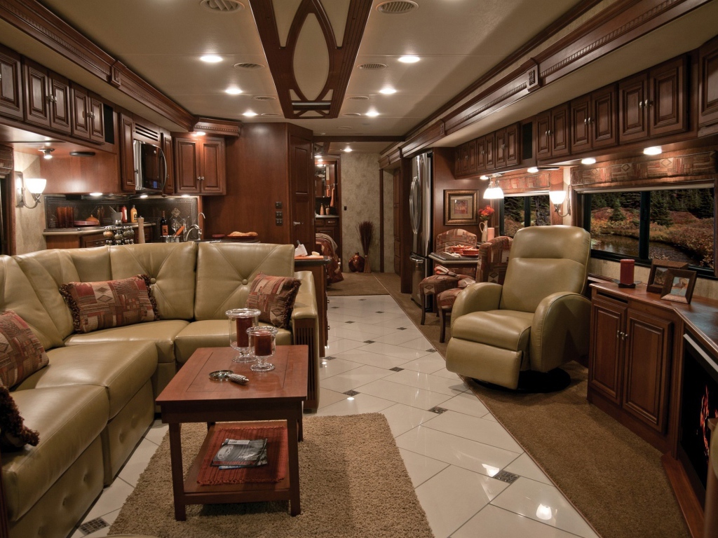 Большая комната с кожаным диваном