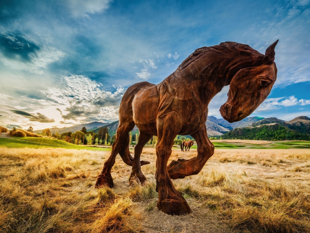 Коричневый конь бьет копытом