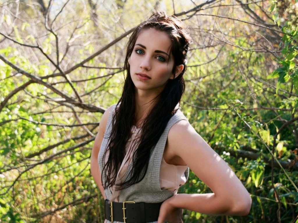 Эмили Радд на фоне зелени