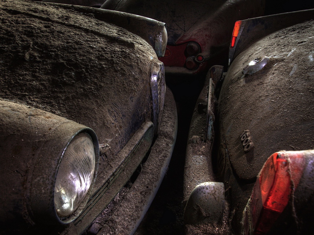 Толстый слой пыли на старых автомобилях