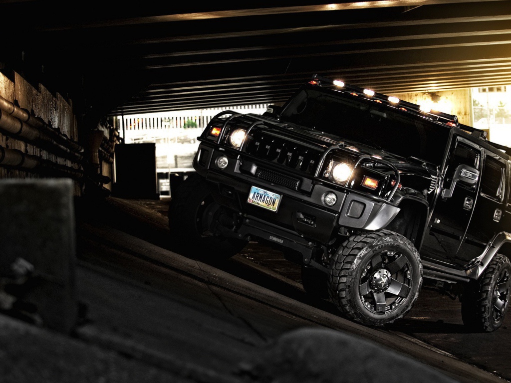 Черный Хаммер стоит на уклоне