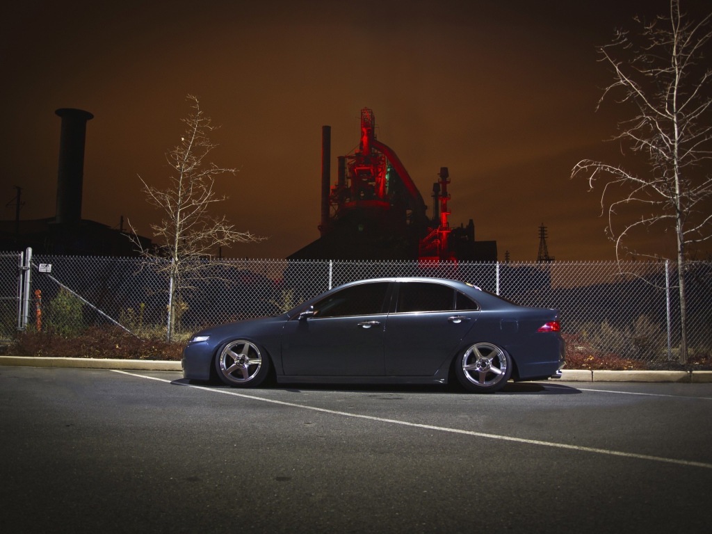 Черная Honda на фоне ночного завода