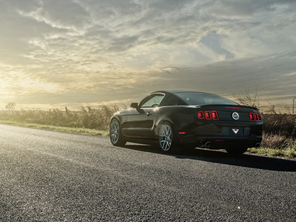 Черный автомобиль припаркован на трассе