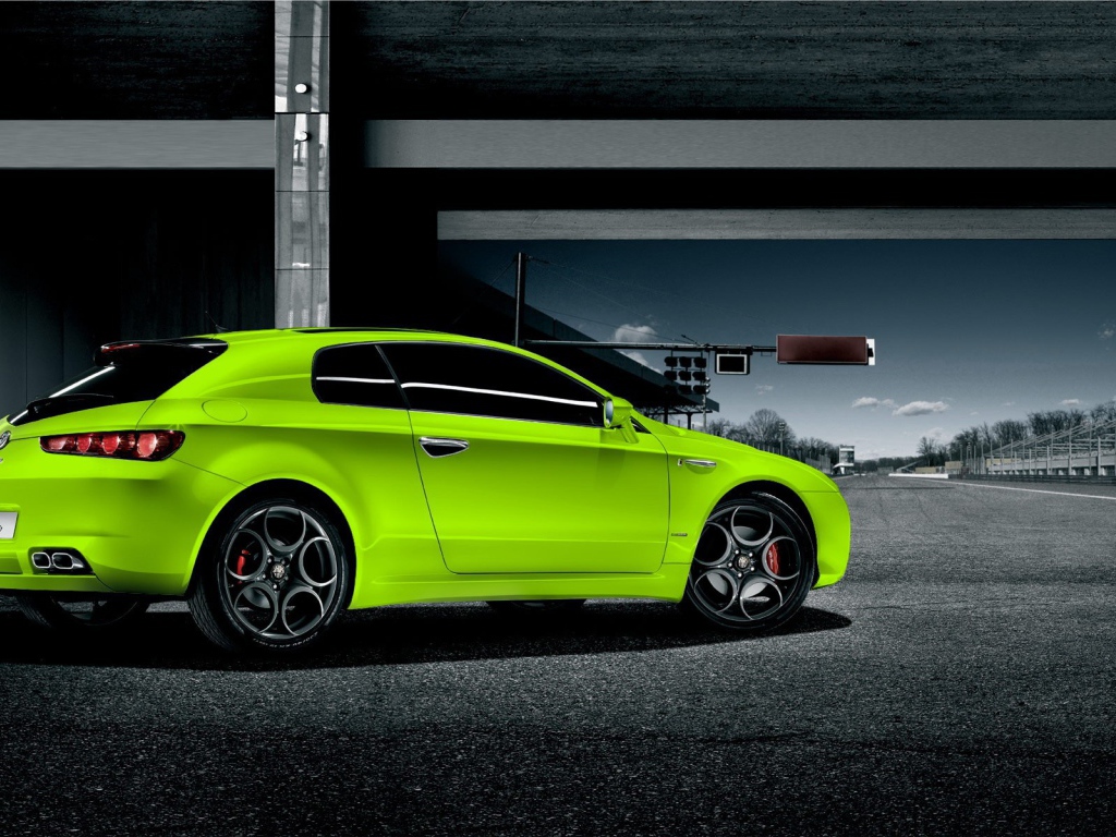 Ярко зеленый автомобиль на улице