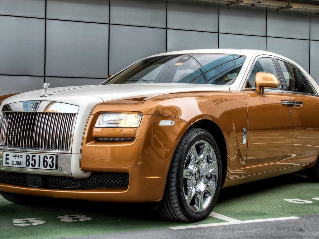 Коричневый Rolls-Royce с номерами Дубаи