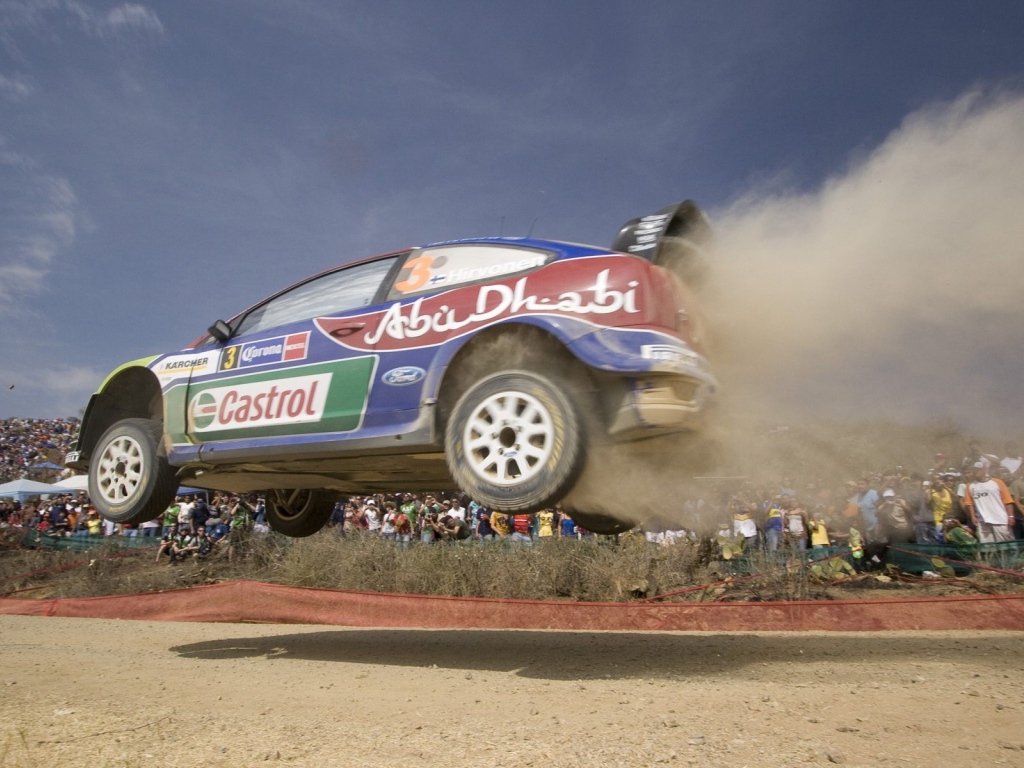 Автомобиль летит по воздуху во время ралли