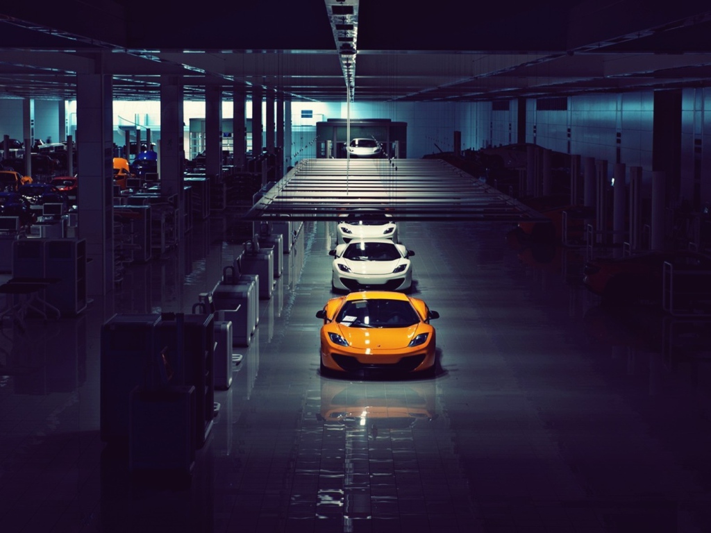 Автомобили McLaren на заводе