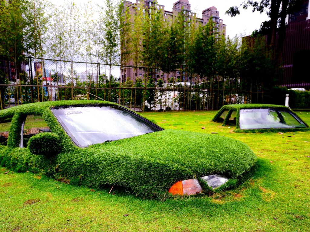 Автомобили утонули в газоне