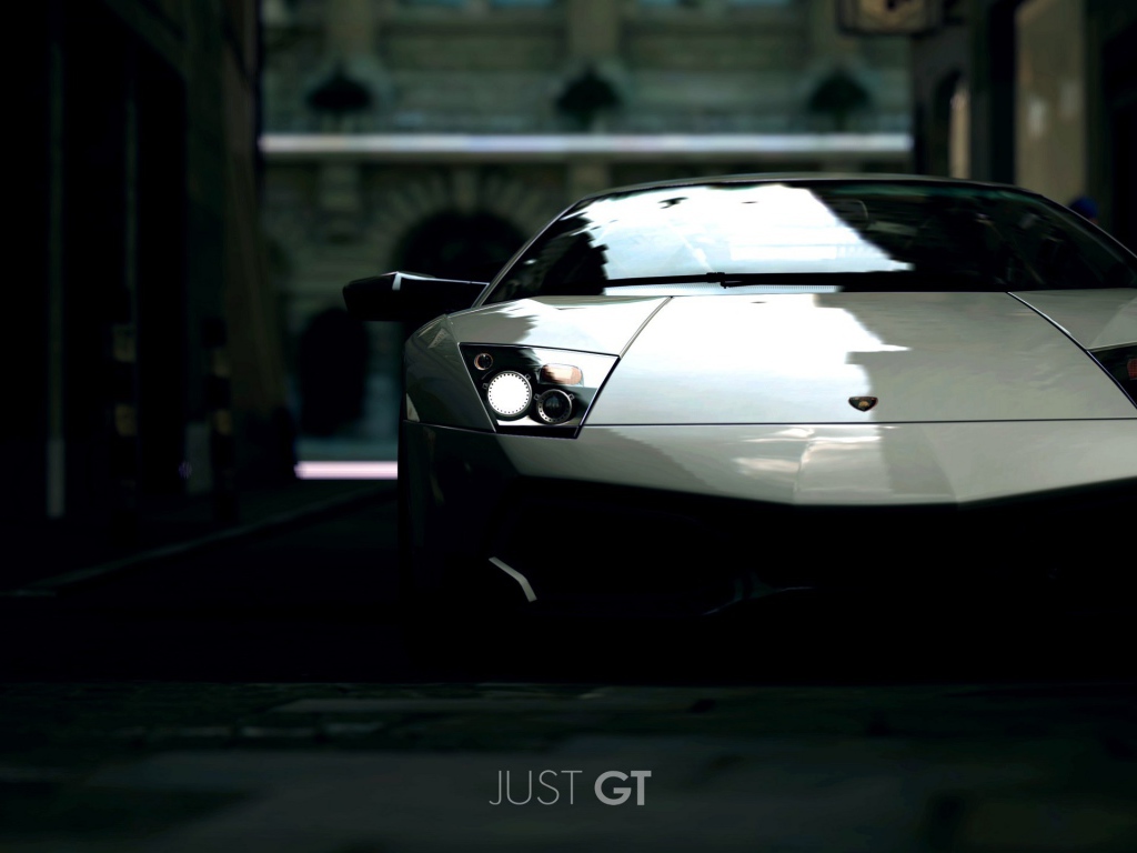 Серый спортивный автомобиль в подворотне