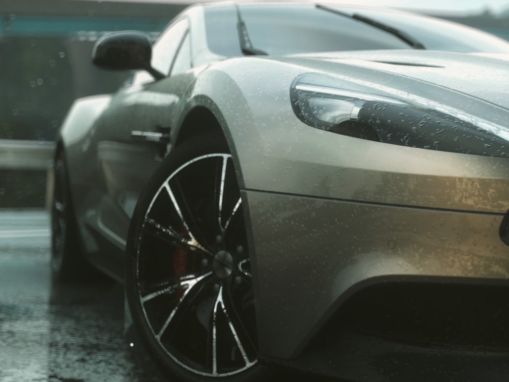 Серый спортивный автомобиль под дождем