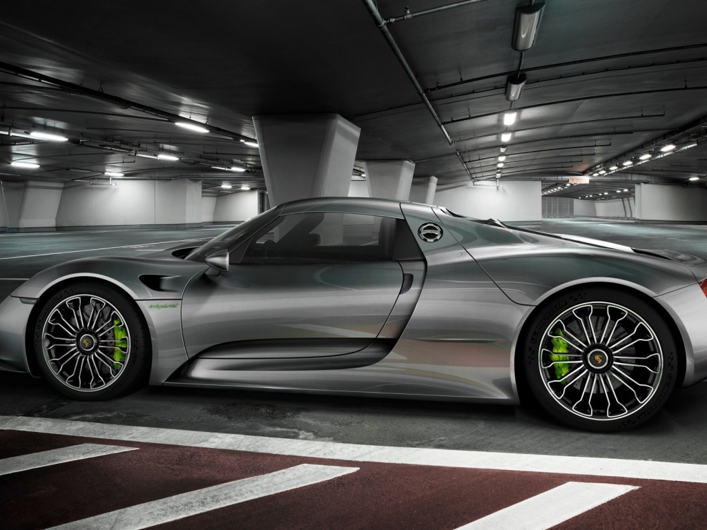 Роскошный серебрянный автомобиль на подземной парковке