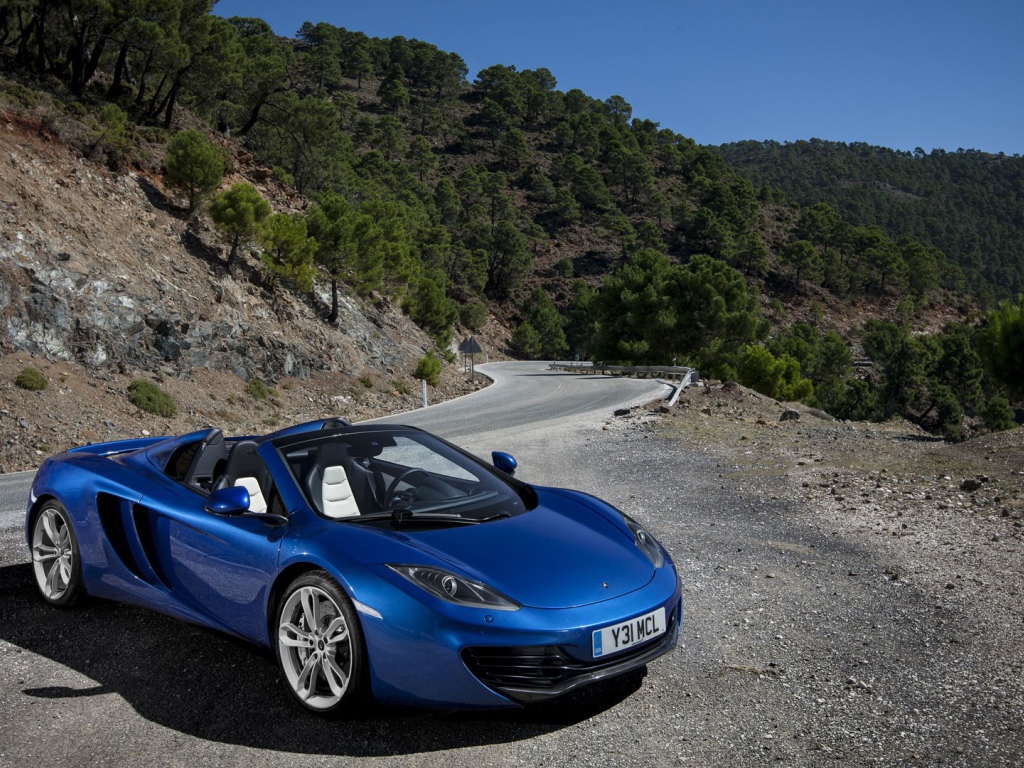 Кабриолет McLaren припаркован на обочине