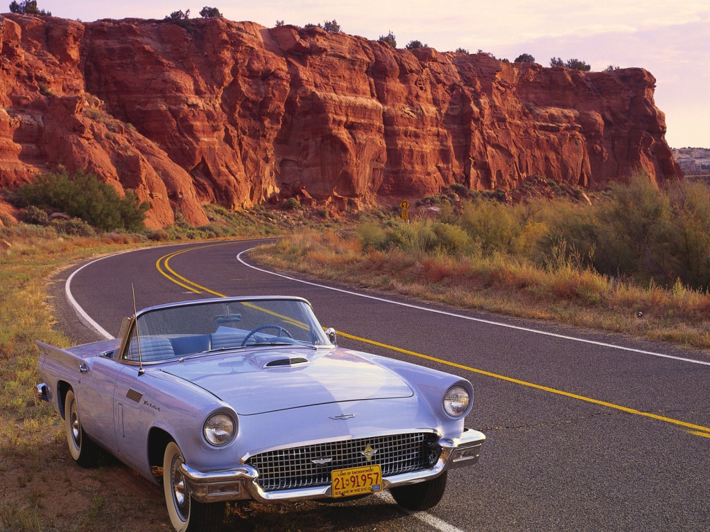 Старый кабриолет на шоссе в США