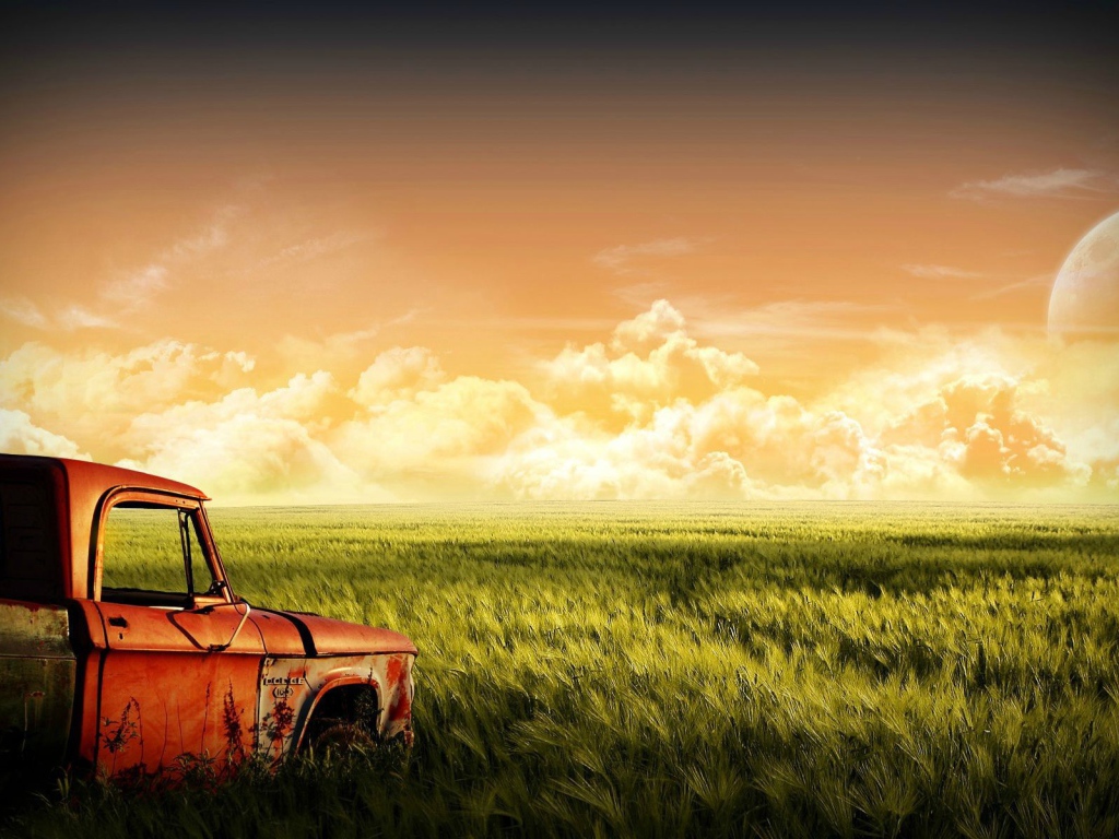 Старый автомобиль на зеленом поле