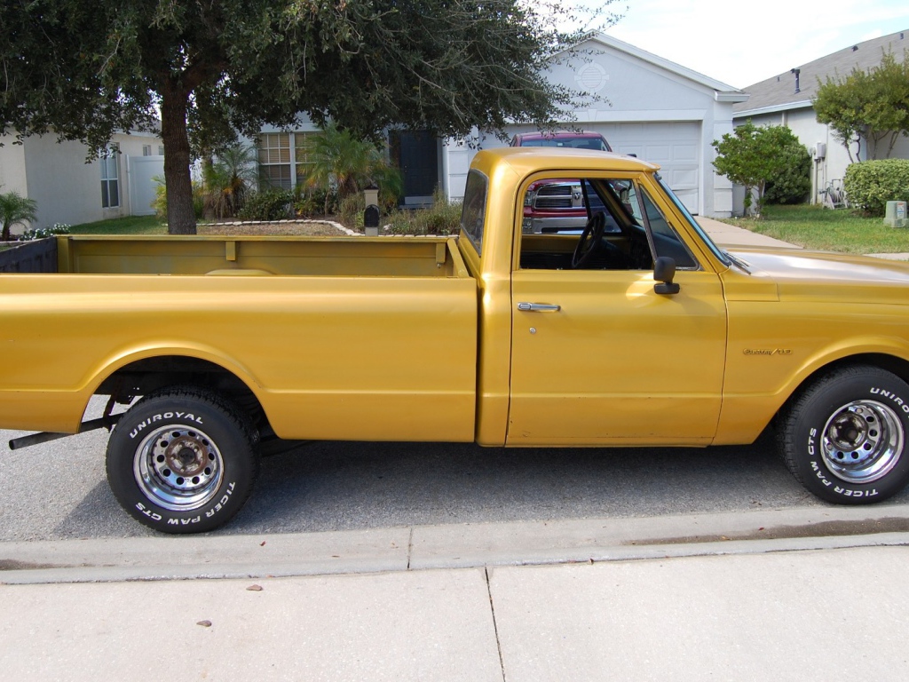 Мощный желтый пикап