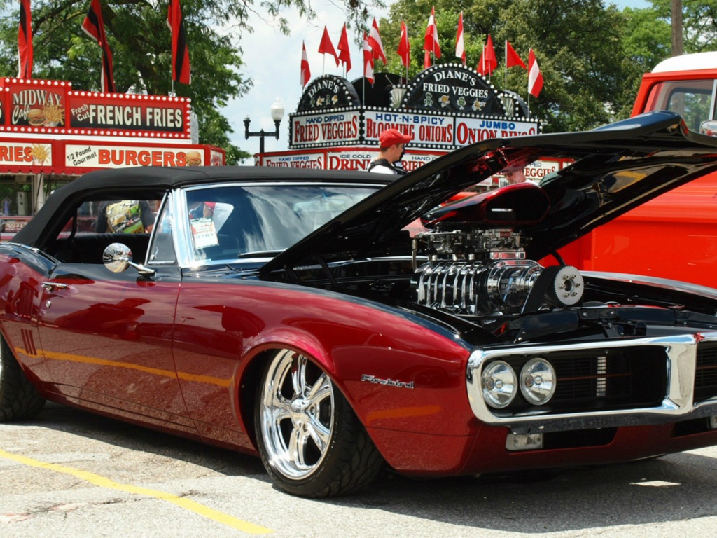 Красный Pontiac Firebird