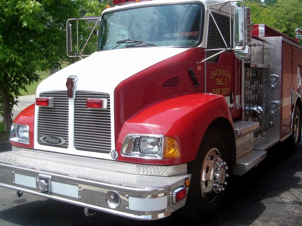 Красный пожарный автомобиль в США