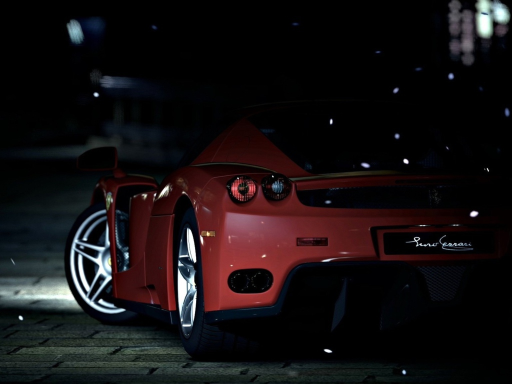Красный спортивный автомобиль на темной улице