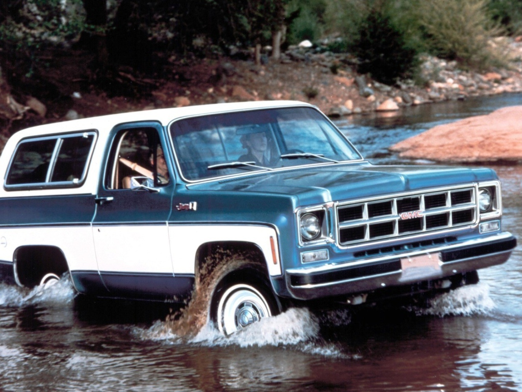 Автомобиль преодолевает реку вброд