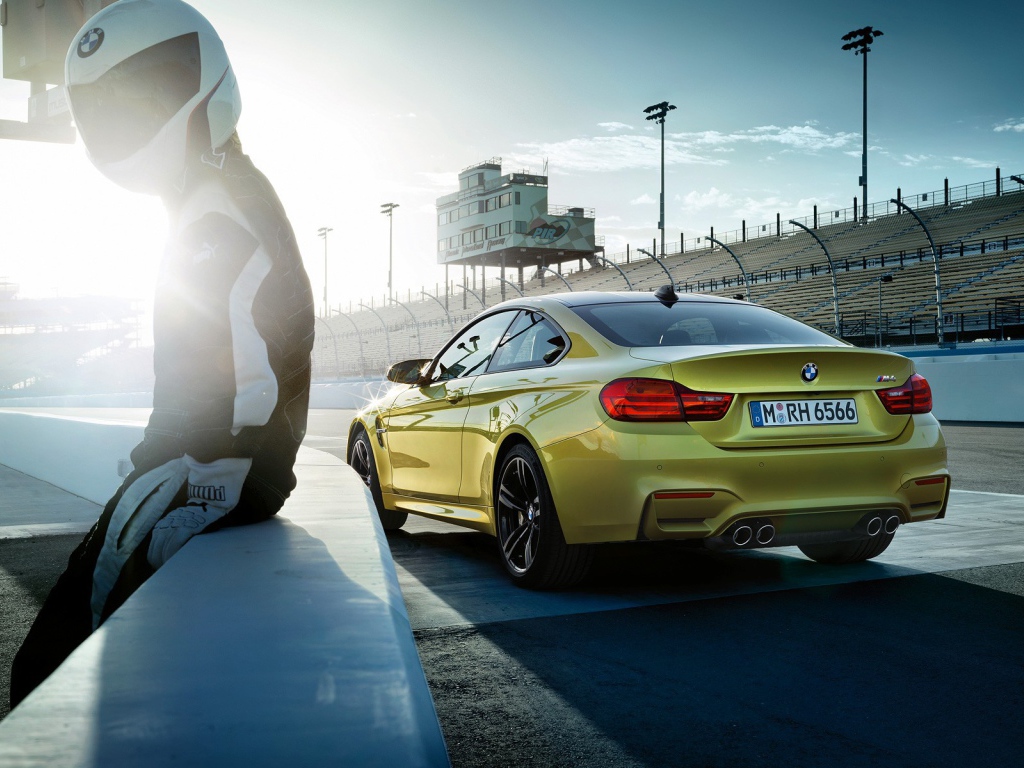 Гонщик отдыхает на парапете трека