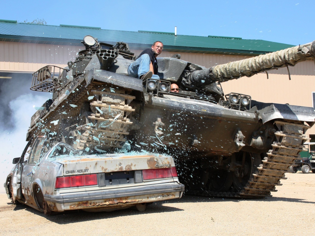 Танк переезжает через автомобиль