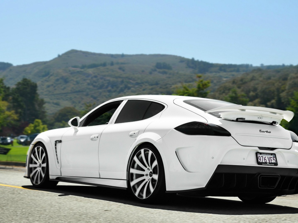 Белый Porsche Panamera Turbo