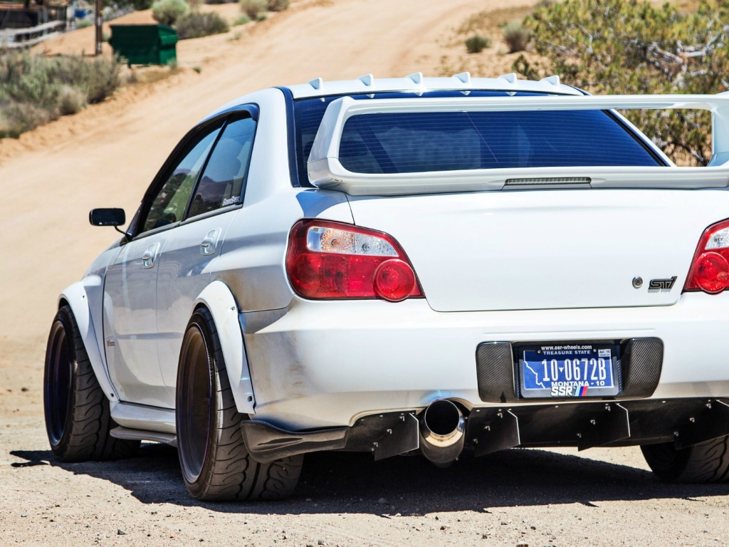 Белая Subaru Impreza STI