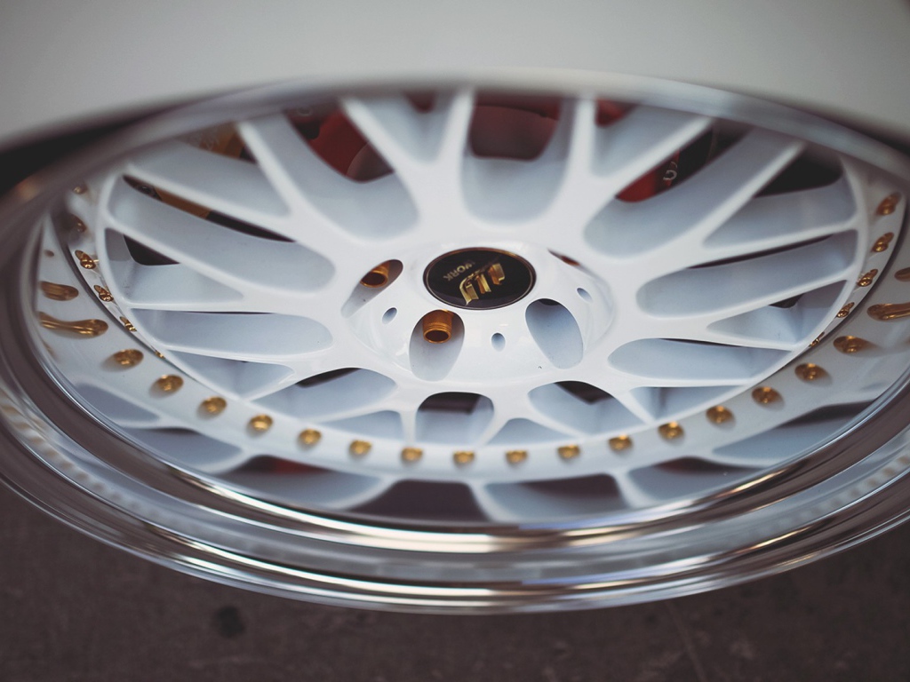 Белый автомобильный диск