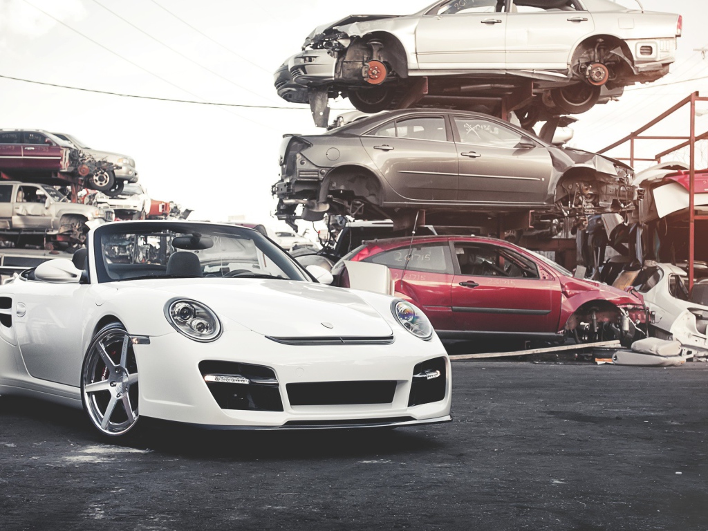 Белый кабриолет на свалке автомобилей