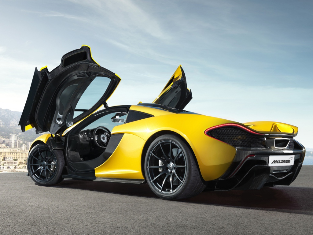 Желтый McLaren с открытыми дверями