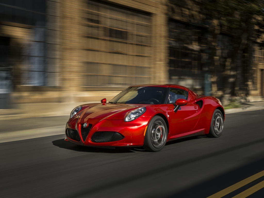Красный Alfa Romeo 4C на улице