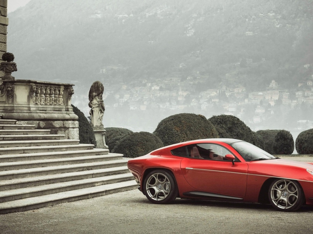 Красная Альфа Ромео у ступенек