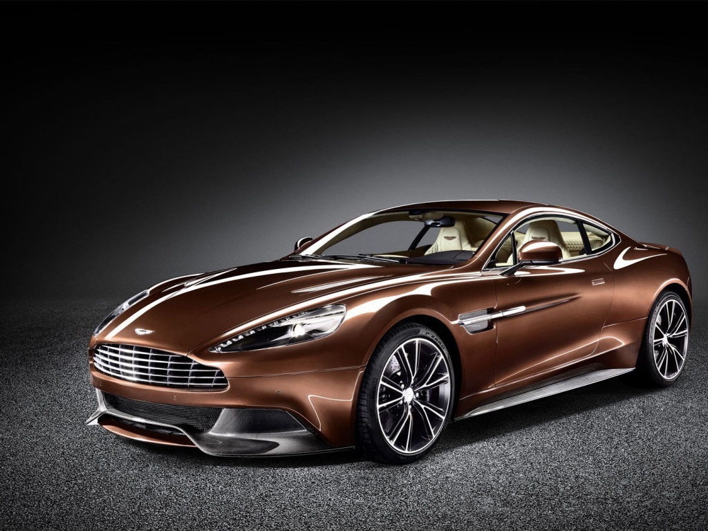 Красивый коричневый Aston Martin