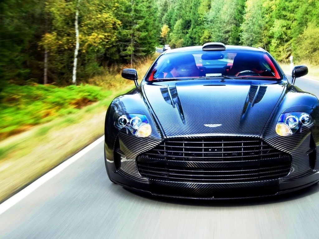Ребристый рисунок на авто Aston Martin