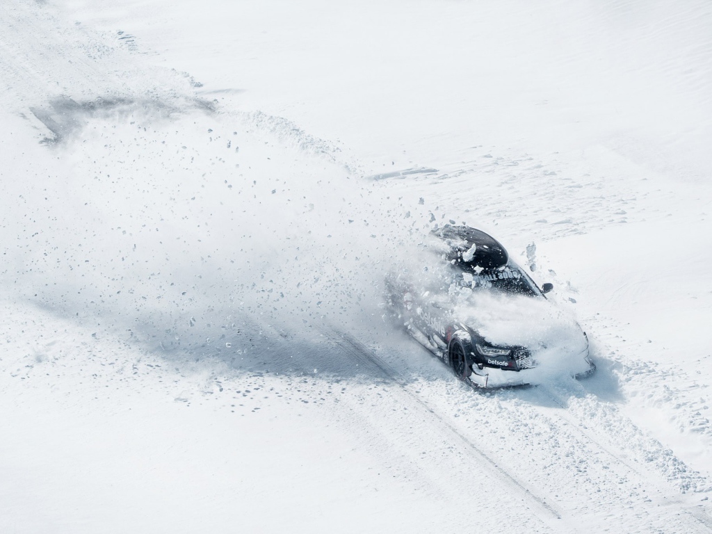 Audi RS6 Avant в снегу