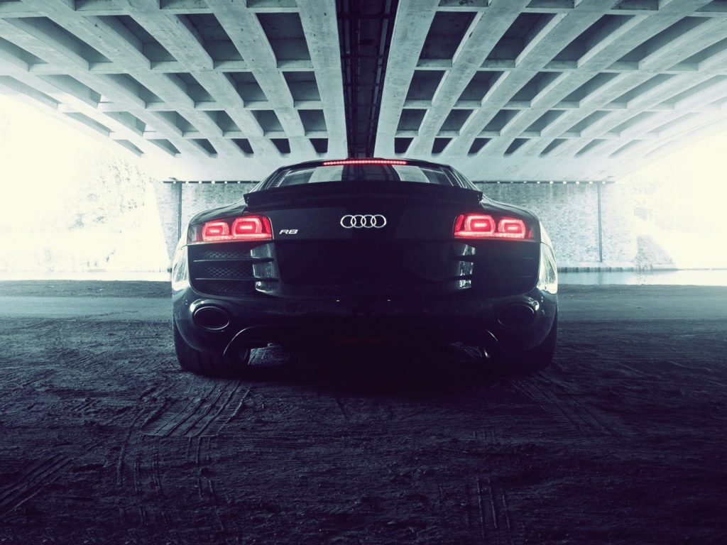 Черный Ауди под мостом